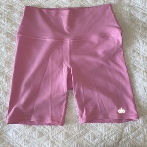 Alo 7” High Waist Biker Shorts - Parisian Pink size M